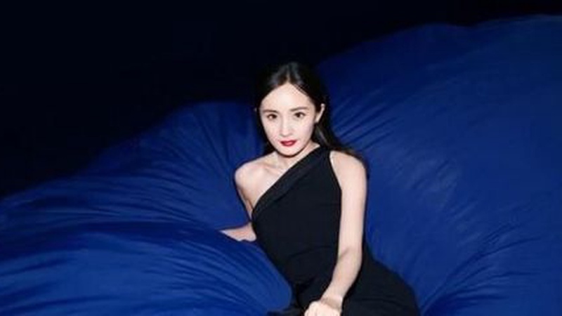 杨幂凌晨两点片场默背台词，工作人员路过轻手轻脚不敢出声打扰