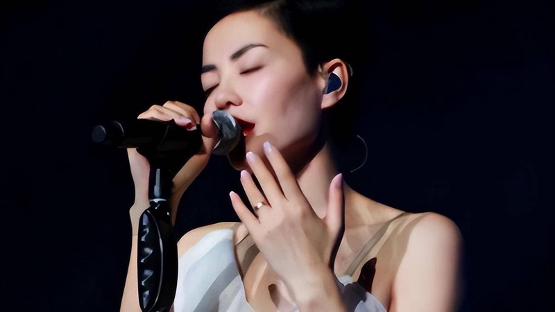 王菲机场素颜抓拍惊艳全网55岁生图状态轻松碾压精修